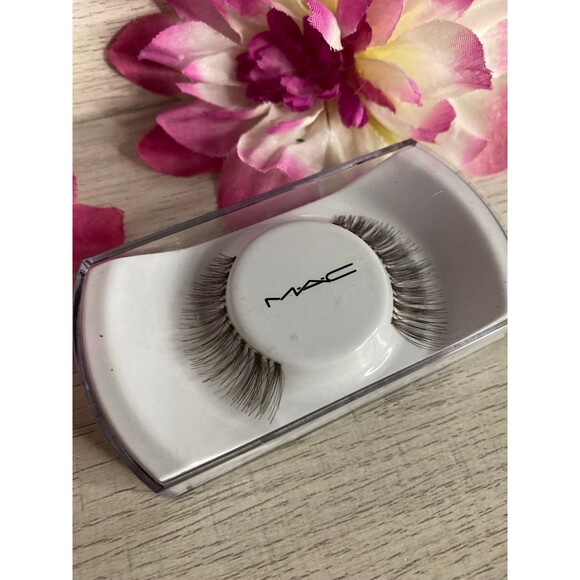 Mac Cosmetics Faux Eyelashes - New w/case - Picture 2 of 2